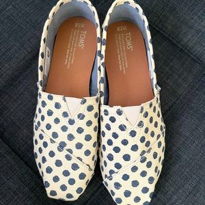 Toms Alpargata 7.5 flats, cream w/ navy polka dots